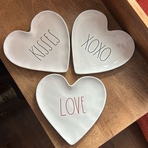 RAE DUNN VALENTINES PLATE SET